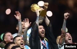 Messi, vestido con el tradicional bisht, celebra la victoria en el Mundial junto a sus compañeros de selección.