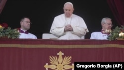 El papa Francisco ofrece su bendición Urbi et Orbi ("a la ciudad y al mundo", en Latín) del día de Navidad desde el balcón principal de la Basílica de San Pedro, en el Vaticano, el 25 de diciembre de 2022. 
