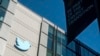 ARCHIVO - Un logo de Twitter cuelga afuera de las oficinas de la compañía en San Francisco el 1 de noviembre de 2022.