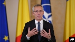 El secretario general de la OTAN, Jens Stoltenberg, ofrece declaraciones de conjunto con el presidente rumano, Klaus Iohannis, en Bucarest, Rumania, el 28 de noviembre de 2022, un día antes del inicio de la reunión de ministros de Relaciones Exteriores de la OTAN.