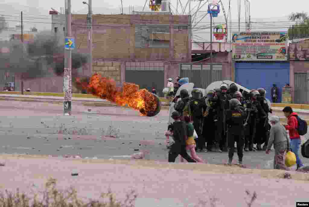 En medio de protestas, la mandataria Dina Boluarte, que prestó juramento la pasada semana, anunció en la madrugada del lunes 12 de diciembre que propondría al parlamento de Perú adelantar los comicios presidenciales para abril de 2024, lo que supone un cambio drástico respecto a sus declaraciones anteriores de que debería poder cumplir los tres años y medio que faltaban del mandato de su predecesor, el destituido Pedro Castillo.&nbsp;