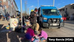 Niñas juegan en el campamento improvisado de migrantes irregulares en los alrededores de la iglesia Sagrado Corazón en El Paso, EEUU, el 7 de enero de 2023.