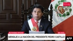 El presidente peruano, Pedro Castillo, entrega un mensaje a la nación en Lima, el 7 de diciembre de 2022, en esta captura de pantalla obtenida de un video informativo publicado por la presidencia peruana.