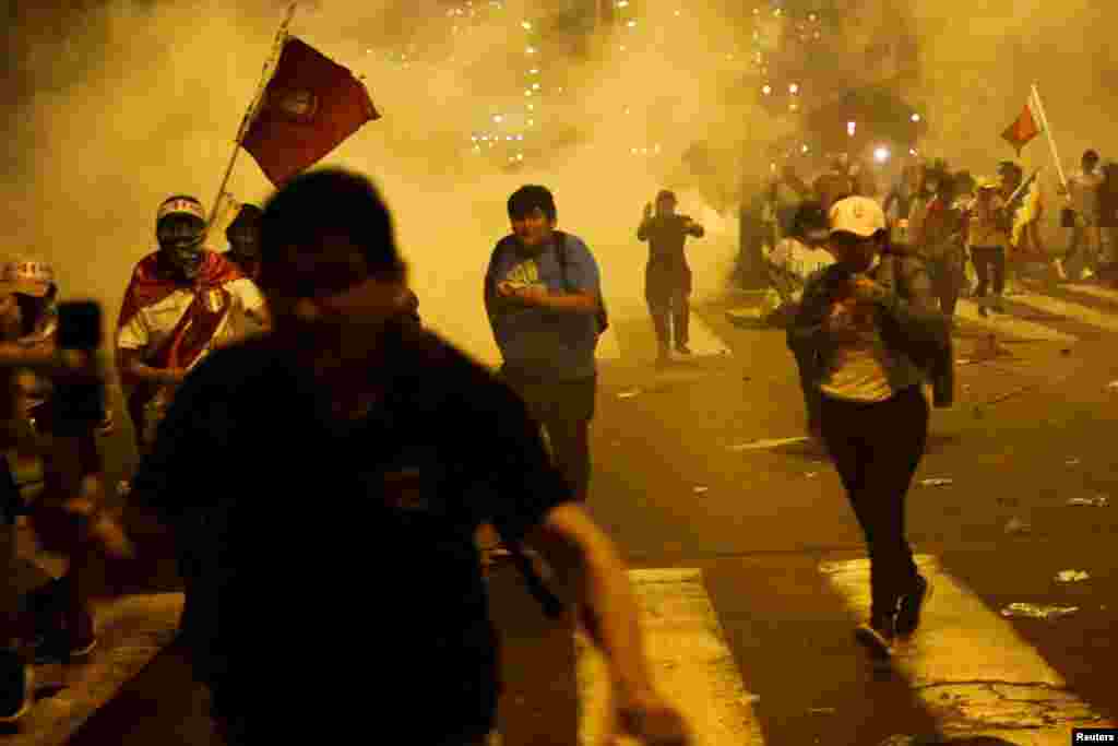 Cientos de personas se manifestaron en Lima, la capital de Perú, donde la policía usó gases lacrimógenos, en medio de la crisis política que vive el país suramericano.&nbsp;