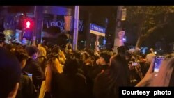 2022年11月27日，上海乌鲁木齐中路举行的抗议示威活动 （照片来源：推特截屏）
