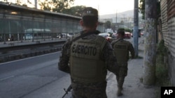 Soldados patrullan las calles de Soyapango, El Salvador, el 5 de diciembre de 2022.