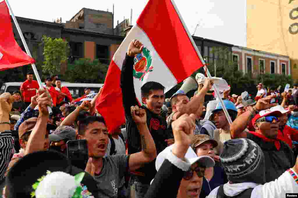 En su mensaje a la nación, la presidenta Dina Boluarte declaró el estado de emergencia en zonas de las afueras de Lima, la capital de Perú, donde las protestas han sido especialmente violentas.