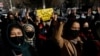 Mujeres afganas protestan por el cierre de las universidades a las mujeres por el Talibán, en Kabul el 22 de diciembre de 2022.
