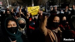 Mujeres afganas protestan por el cierre de las universidades a las mujeres por el Talibán, en Kabul el 22 de diciembre de 2022.
