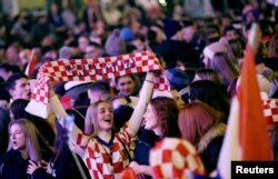 Los fanáticos de Croacia celebran en la plaza Ban Josip Jelacic al alcanzar el tercer lugar de la Copa del Mundo Qatar 2022. Visto en Zagreb, la capital croata el 17 de diciembre de 2022.