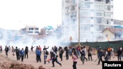 Manifestantes protestan contra el gobierno de la presidenta Dina Boluarte cerca del aeropuerto en Cuzco, Perú, el 14 de diciembre de 2022