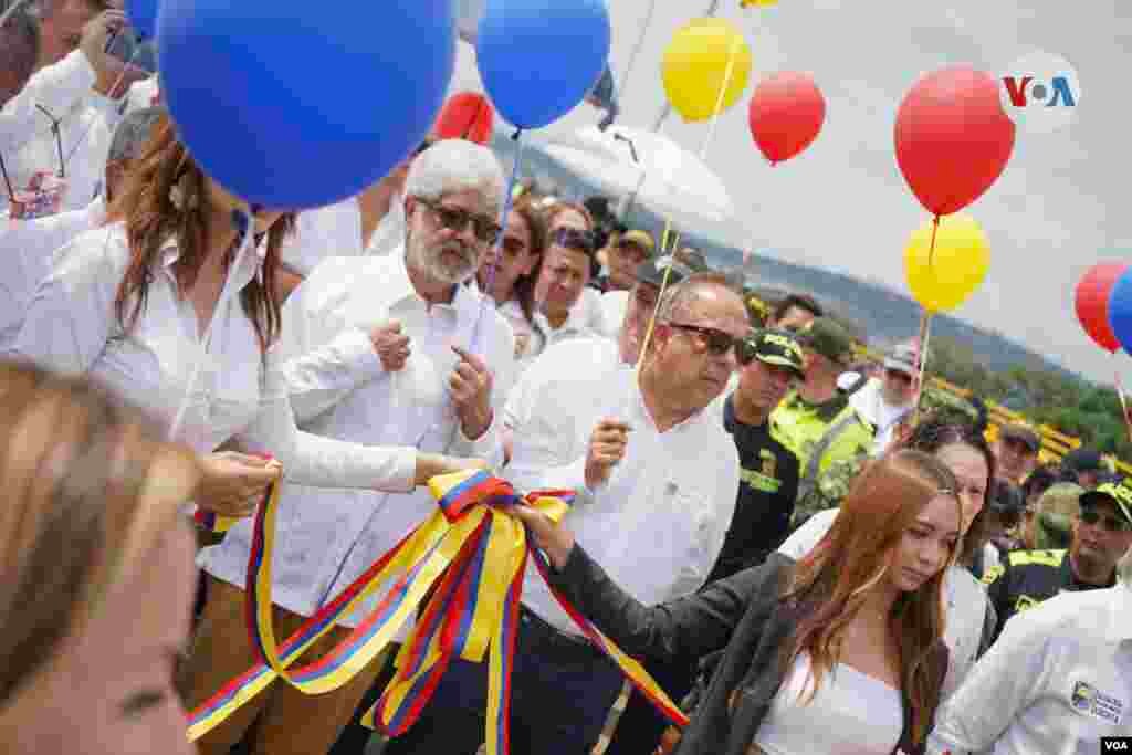 Las delegaciones de ambos países con globos en mano se encontraron en la mitad de la infraestructura y con un abrazo y palabras de integración al vecino país.&nbsp;