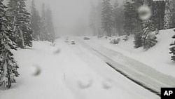 Esta imagen de una cámara de supervisión de tráfico del Departamento de Transporte de California (Caltrans) muestra las condiciones nevadas en una carretera conocida como California SR-89 Snowman, en el Bosque Nacional Shasta-Trinity, en California, el 10 de diciembre de 2022.