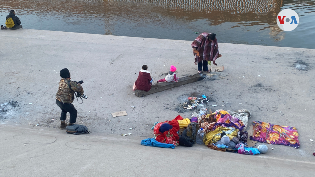 Niños, personas con discapacidad y adultos mayores son algunas de las personas que duermen frente a la fila de migrantes, esperando si sus conocidos podrán ingresar al país entregándose a las autoridades estadounidenses.