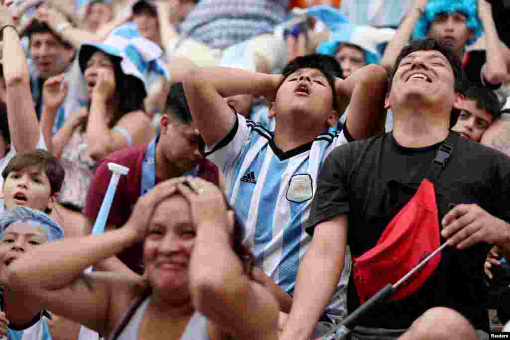 Con la clasificación para los octavos de final en juego, la hinchada no puedo reaccionar de otra manera, cuando Szczęsny detuvo el penal a Messi.