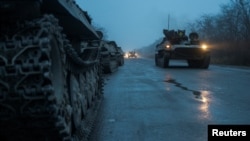Vehículos blindados de transporte de personal de las Fuerzas Armadas de Ucrania son vistos en una carretera, en medio del ataque de Rusia a Ucrania, en la región de Jersón, Ucrania, el 9 de diciembre de 2022.