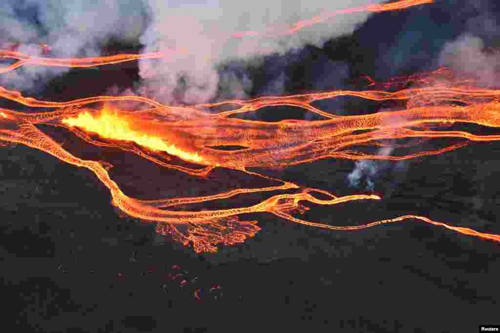 Así se ve desde el aire el volcán Mauna Loa, que está en erupción después de una larga calma de 38 años.