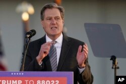 El representante Mike Turner, republicano por Ohio, habla ante el expresidente Donald Trump en un mitin en apoyo de la campaña del candidato al Senado por Ohio JD Vance en Wright Bros. Aero Inc. en el Aeropuerto Internacional de Dayton el lunes 7 de noviembre de 2022. en Vandalia, Ohio. (Foto AP/Michael Conroy)