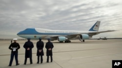 ARCHIVO - El personal militar observa cómo el Air Force One, con el presidente Donald Trump, a bordo se prepara para partir en la Base de la Fuerza Aérea Andrews en el estado estadounidense de Maryland, el 17 de febrero de 2017.