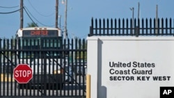 Autobuses que transportan a inmigrantes cubanos parten del sector de la Guardia Costera de EEUU. en Cayo Hueso, el jueves 5 de enero de 2023. (Foto AP/Wilfredo Lee)