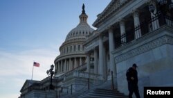 El exterior del Capitolio de Estados Unidos se ve al atardecer en Washington, el 13 de diciembre de 2022.