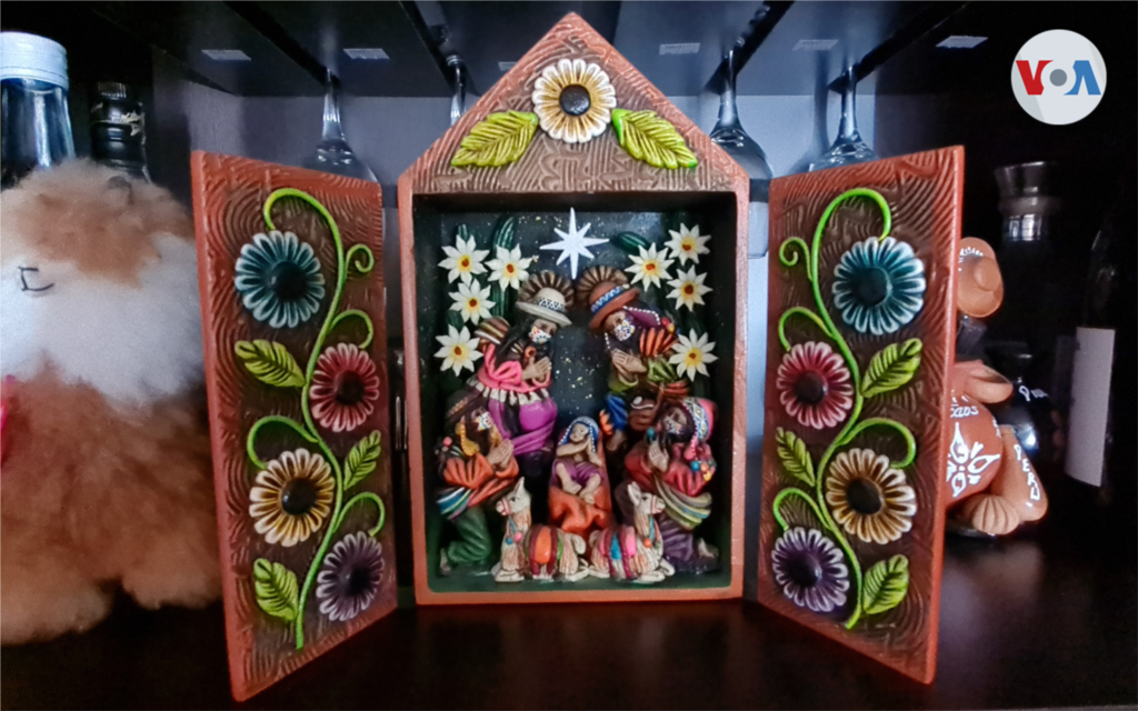 El 2020, el año en el que se declaró la pandemia, plasmaron la emergencia en sus piezas. En el retablo de la imagen, hecho por la familia Ramos, se colocó mascarilla a las figuras de José, María y los pastores.
