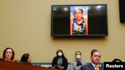 Miah Cerrillo, estudiante de 4to grado de la Escuela Primaria Robb en Uvalde, Texas, testifica ante el Congreso de EEUU, el 8 de junio de 2022.