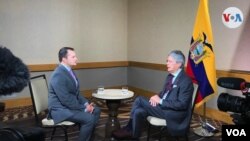 El presidente Guillermo Lasso en entrevista con el periodista Jaime Moreno de la Voz de América en el marco de la celebración de la Cumbre de las Américas en la ciudad de Los Ángeles, California, el 7 de junio de 2022.