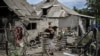 Maksym Katerin en el patio de su casa dañada después de que su madre y su padrastro murieran durante un bombardeo en la ciudad de Lysychansk, en la región oriental de Ucrania de Donbas, el 13 de junio de 2022, en medio de la invasión rusa de Ucrania.