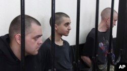 Эйден Эслин, Брахим Саадун и Шон Пиннер во время суда (архивное фото) 