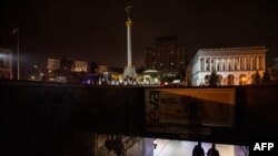 Los peatones caminan por un paso subterráneo durante un corte de energía en la Plaza de la Independencia en el centro de Kyiv el 10 de noviembre de 2022, en medio de la invasión rusa de Ucrania.