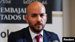 Juan Gonzalez, asesor especial del presidente Joe Biden, habla en una conferencia de prensa en el marco del acto de asunción al poder del mandatario colombiano Gustavo Petro, en Bogotá, el 8 de agosto de 2022.