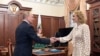 El presidente ruso, Vladimir Putin, se reúne con la comisionada para los Derechos del Niño, Maria Lvova-Belova, en el Kremlin, en Moscú, el 9 de marzo de 2022.