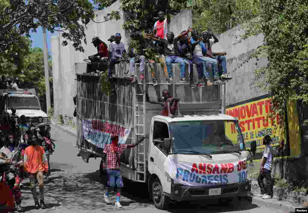 Los manifestantes participan en una protesta exigiendo la renuncia del primer ministro Ariel Henry, en Puerto Príncipe, Haití, el 11 de septiembre de 2022.