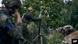 Soldados ucranianos disparan en Kupiansk, recientemente recuperada, en la región de Kharkiv, Ucrania, el 22 de septiembre de 2022.
