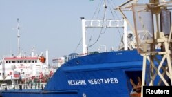 Archivo: Petrolero de bandera rusa anclado en base naval de Trípoli el 17 de septiembre de 2015. REUTERS
