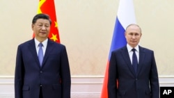 El presidente chino, Xi Jinping, a la izquierda, y el presidente ruso, Vladimir Putin, posan para una foto al margen de la cumbre de la Organización de Cooperación de Shanghai (OCS) en Samarcanda, Uzbekistán, el jueves 15 de septiembre de 2022. 