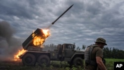 El armamento ucraniano dispara hacia las posiciones rusas en la línea del frente en la región de Kharkiv, Ucrania, el 2 de agosto de 2022.
