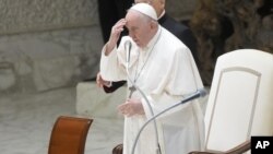 El papa Francisco se santigua durante la audiencia semanal en el Vaticano, el miércoles 3 de agosto de 2022. (AP Foto/Gregorio Borgia)