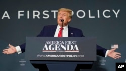 El expresidente republicano Donald Trump habla por primera vez desde Washington DC tras haber dejado en 2020 la Casa Blanca, el 26 de julio de 2022.