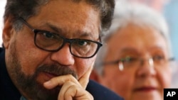 ARCHIVO - En esta foto de archivo del 8 de marzo de 2018, Luciano Marín, también conocido como Iván Márquez, hace una pausa durante el anuncio del retiro del excomandante guerrillero Rodrigo Londoño de la carrera por la presidencia, en Bogotá, Colombia.