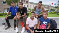 Un grupo de migrantes venezolanos en Costa Rica. Foto Houston Castillo, VOA