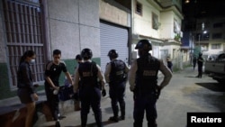 ARCHIVO - Agentes de la policía participan en una redada en Caracas en mayo de 2021.