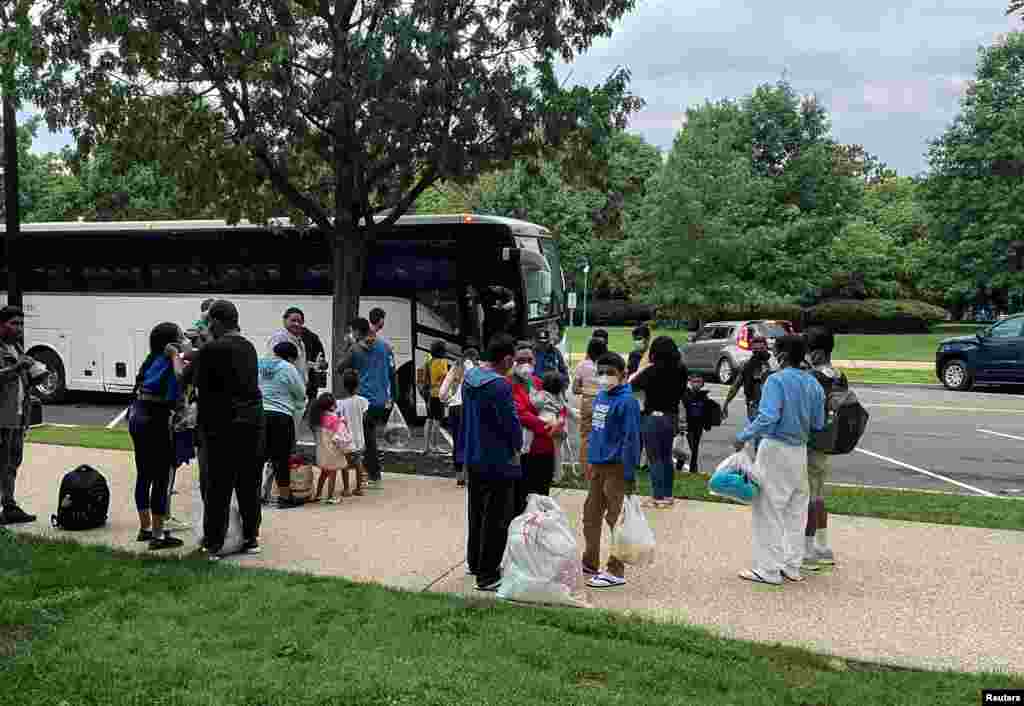 Cerca de 30 migrantes llegaron a Washington DC, en un autobús proveniente de Texas. La alcaldesa de la capital estadounidense ha solicitado ayuda para hacerle frente a lo que considera una &quot;crisis humanitaria&quot;.