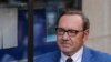 Aktor Kevin Spacey tiba di Old Bailey, London, 14 Juli 2022. (AP/Frank Augstein)