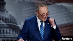 El líder de la mayoría del Senado de los Estados Unidos, Chuck Schumer (D-NY), habla con los medios de comunicación después de que la votación de 51-50 aprobara la "Ley de Reducción de la Inflación de 2022" en el Capitolio en Washington, el 7 de agosto de 2022.