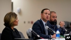 El presidente del comité de investigación de la Cámara de Representantes de Texas, el representante Dustin Burrows, en el centro, responde preguntas durante un informe completo sobre los tiroteos en la escuela primaria Robb mientras el comité se reúne el domingo 17 de julio de 2022 en Uvalde, Texas. (Foto AP/Eric Gay)