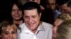 El expresidente de Paraguay, Horacio Cartes, se reúne con simpatizantes dentro de su casa, después de que un juez brasileño emitiera una orden de arresto contra él, en Asunción, Paraguay, el 19 de noviembre de 2019.