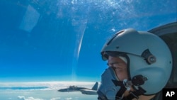 En esta foto publicada por la Agencia de Noticias Xinhua, un piloto de la fuerza aérea china realiza ejercicios de entrenamiento de combate en la isla de Taiwán, el 7 de agosto de 2022.
