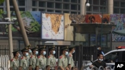 Policías paramilitares chinos marchan frente a la embajada de Estados Unidos en Beijing el miércoles 3 de agosto de 2022.